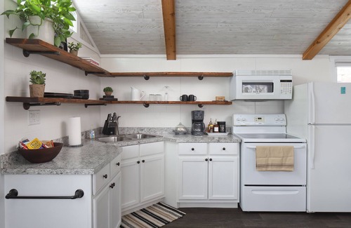 Vandalia Cottage | Hot Tub, Couples Hideaway, Private, Coziness, Country, Birds, Wildlife, Quiet
