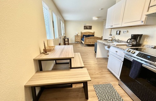 Central Colorado Springs House | Hot Tub Cozy Cottage in Colorado Springs
