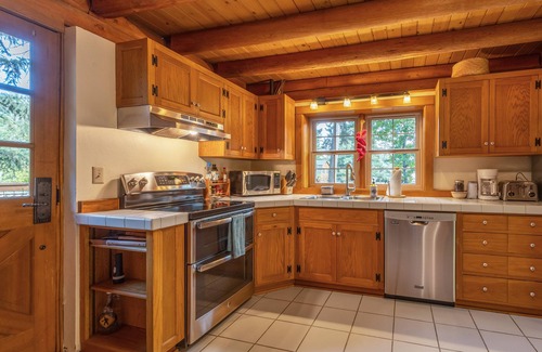 Hood River Cabin | Hot Tub! Cozy Log Cabin, Perfect Hood River Getaway!