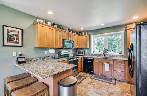 Port Angeles House | Hot Tub, Deck + Game Room: Port Angeles Home