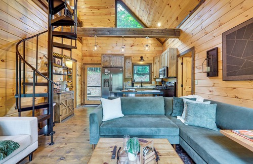 McCaysville Cabin | Hot Tub & Deck: Riverfront McCaysville Cabin!