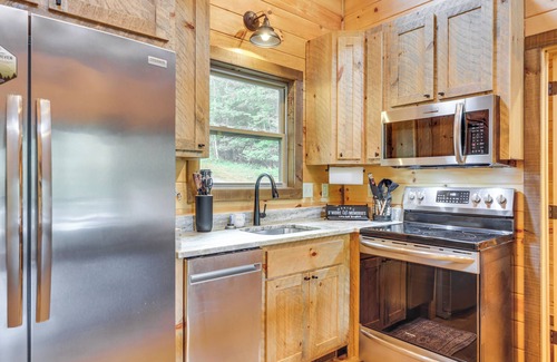 McCaysville Cabin | Hot Tub & Deck: Riverfront McCaysville Cabin!