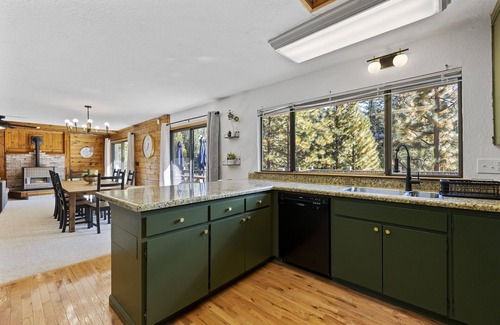 Twain Harte House | Hot Tub Dog Friendly A/C EVChgr Views GmRm KingBds NoStairEntry