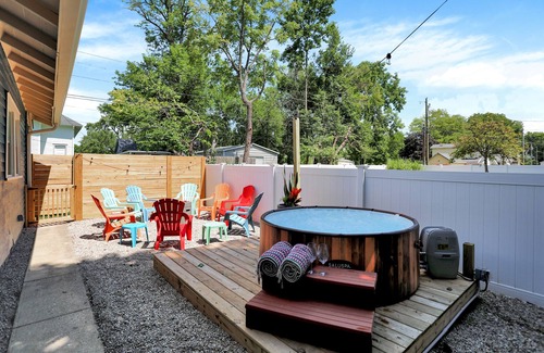 Franklin House | Hot Tub-Downtown Franklin-Sleeps 7