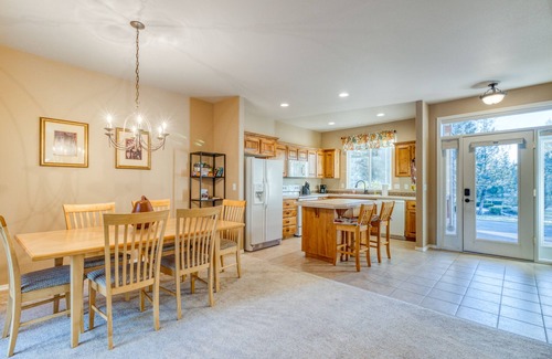 Redmond House | HOT TUB, Eagle Crest Condo on Golf Course, DOGS OK