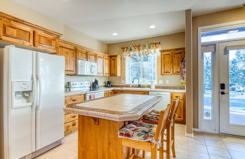 Redmond House | HOT TUB, Eagle Crest Condo on Golf Course, DOGS OK
