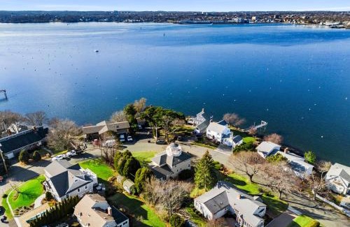 Marblehead House | Hot Tub, Electric Bikes, Solo Stove, Projector, Smores