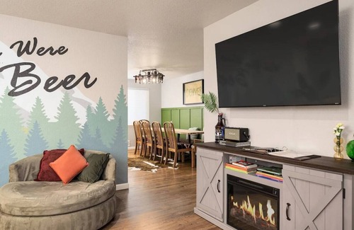 South Westminster House | Hot Tub, Entertainers Lounge, 6 bedrooms - Denver's Beer Inspired BnB