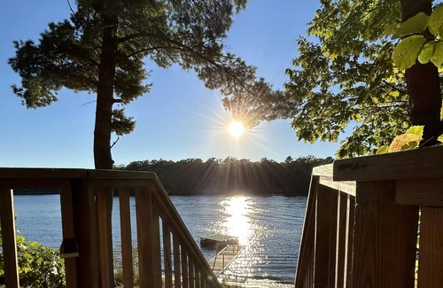Mayfield Cabin | Hot Tub Escape - Peaceful Lake Cabin-Kayaks, Canoe, Pedalboat - Pet friendly