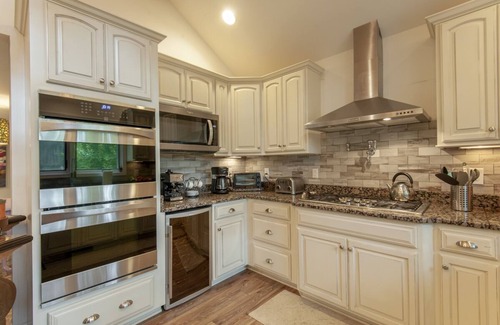 Roseland House | Hot Tub EV Charger Pool Dog OK Grill Tennis Hiking