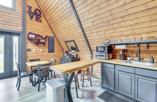 Mount Pocahontas Cabin | Hot Tub & Fire Pits: Albrightsville A-Frame Cabin