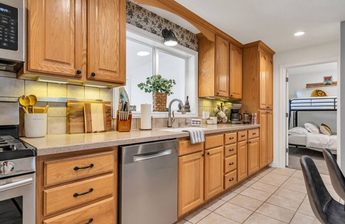 Midvale House | Hot Tub, Fire Pit and Barrel Sauna, and one left turn to worlds best skiing!