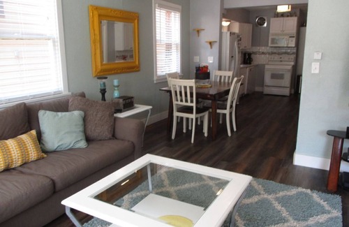 Wallace House | Hot Tub, Fire Pit, BBQ, Hulu & Netflix!, Just off Pulaski!