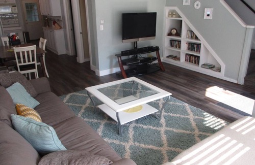 Wallace House | Hot Tub, Fire Pit, BBQ, Hulu & Netflix!, Just off Pulaski!