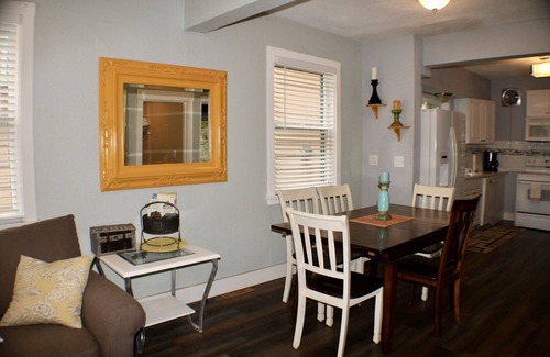 Wallace House | Hot Tub, Fire Pit, BBQ, Hulu & Netflix!, Just off Pulaski!