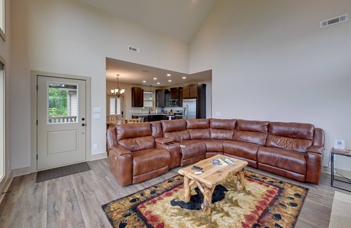 Franklin Cabin | Hot Tub & Fire Pit: Blue Ridge Mtn Cabin!