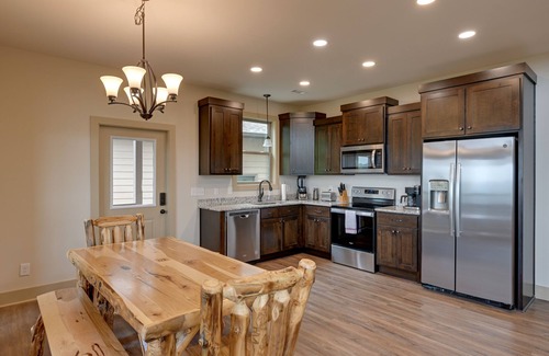 Franklin Cabin | Hot Tub & Fire Pit: Blue Ridge Mtn Cabin!