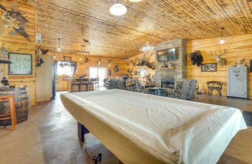 Fedora Cabin | Hot Tub & Fire Pit: Family Retreat in South Dakota