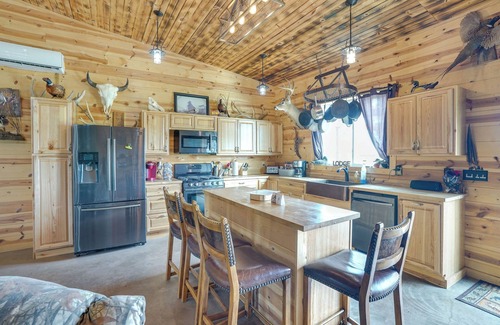Fedora Cabin | Hot Tub & Fire Pit: Family Retreat in South Dakota