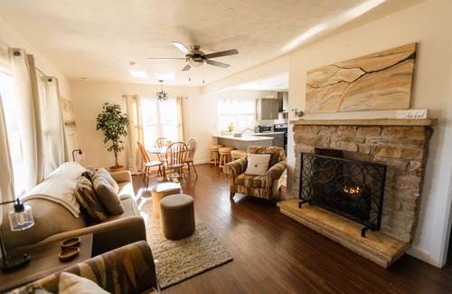Somerset Cottage | HOT TUB, FIRE PIT, FENCED YARD, FIREPLACE, COUNTRY TRANQUILITY 100 meg internet