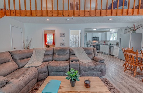 Tobyhanna House | Hot Tub/Fire Pit/Fire Place/Family