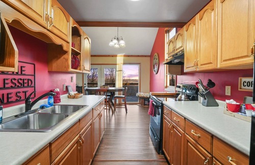 Amanda Cabin | Hot tub/fire pit/fireplace/grill/pool table/EV/pets/HOA lake/fishing
