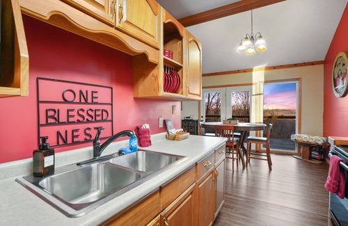 Amanda Cabin | Hot tub/fire pit/fireplace/grill/pool table/EV/pets/HOA lake/fishing