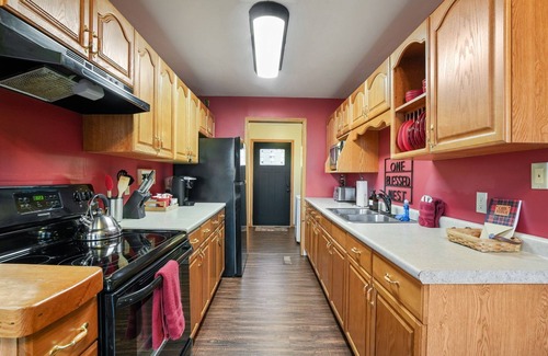 Amanda Cabin | Hot tub/fire pit/fireplace/grill/pool table/EV/pets/HOA lake/fishing