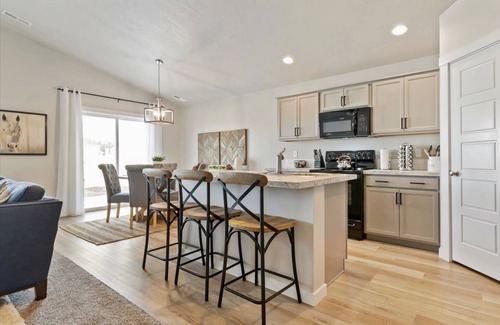 Meridian House | Hot Tub, Fire Pit, Game Room! Steps to Park, 4 TVs, TopGolf Discount