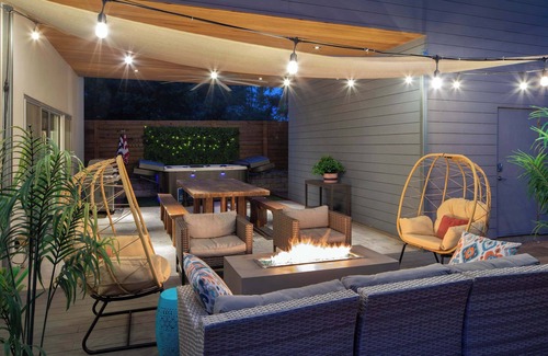 Swede Hill House | Hot tub, fire pit, game&yoga lawn, Walk to Dtown!