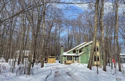 Locust Lake Village Ski Chalet | Hot Tub! Fire Pit, Golf Cart, Fall Hiking, Holiday Memories & Coffee Experience