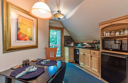 Dahlonega Cottage | ♨️Hot Tub🔥Fire Pit🛏️King🍔Grill🌲Deck🎦ROKU📧WiFi🐟Pond🍷Wineries🏞️Waterfalln