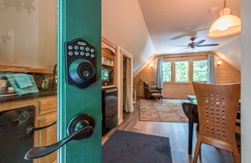 Dahlonega Cottage | ♨️Hot Tub🔥Fire Pit🛏️King🍔Grill🌲Deck🎦ROKU📧WiFi🐟Pond🍷Wineries🏞️Waterfalln
