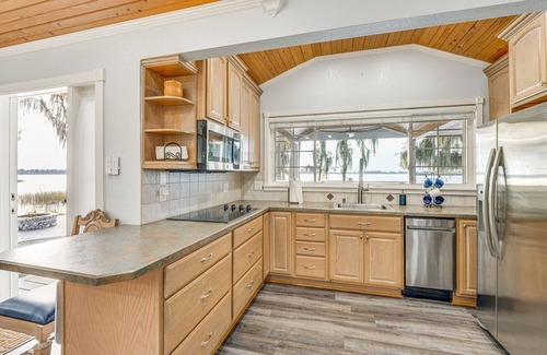 Cypress Gardens Apartment | Hot Tub & Fire Pit: Lakefront Home on Lake Eloise