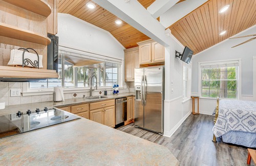 Cypress Gardens Apartment | Hot Tub & Fire Pit: Lakefront Home on Lake Eloise