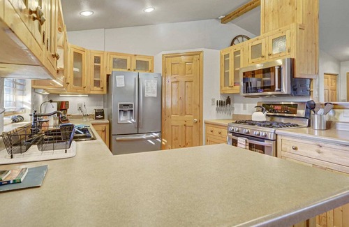 Florissant House | Hot Tub, Fire Pit, Peaceful Mountain Getaway!