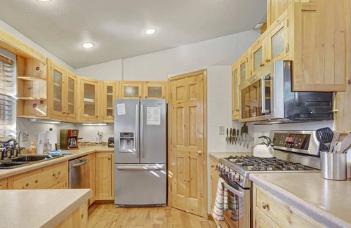 Florissant House | Hot Tub, Fire Pit, Peaceful Mountain Getaway!