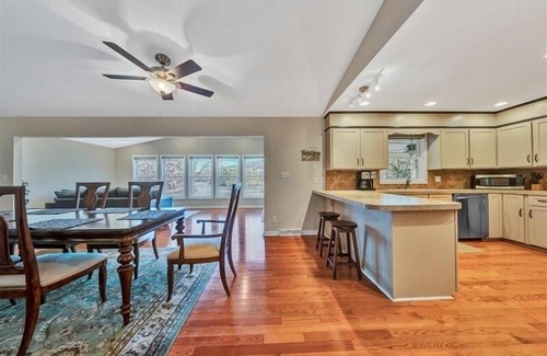 Huddleston House | HOT TUB, FIRE PIT, PET FRIENDLY! Come visit 'Longhaven"!