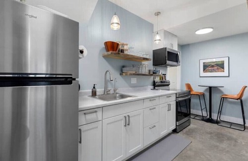Missoula House | Hot tub, Fire Pit, Ping Pong, & New Kitchen. Family Friendly Garden City Getaway