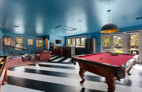 Manor House | Hot Tub + Fire Pit + Pool + Game Room ~ Guesthouse