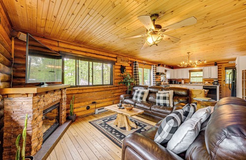 Mount Pocahontas Cabin | Hot Tub & Fire Pit: Albrightsville Log Cabin!