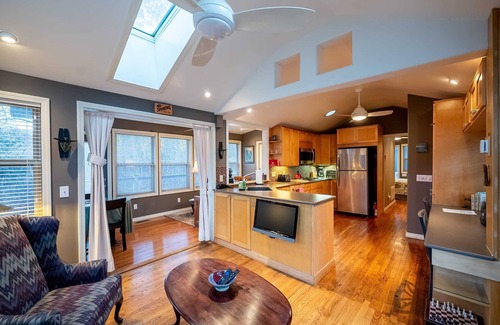 Eureka Springs Cabin | Hot Tub + Fire Pit + Secluded + 5 Minutes Eureka