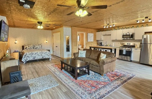 Eureka Springs Apartment | Hot Tub + Fire Pit + Close to Lake + Kayaks
