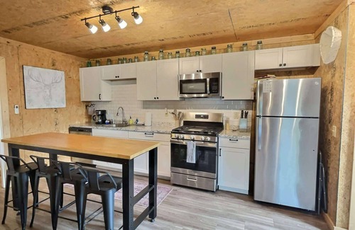 Eureka Springs Apartment | Hot Tub + Fire Pit + Close to Lake + Kayaks