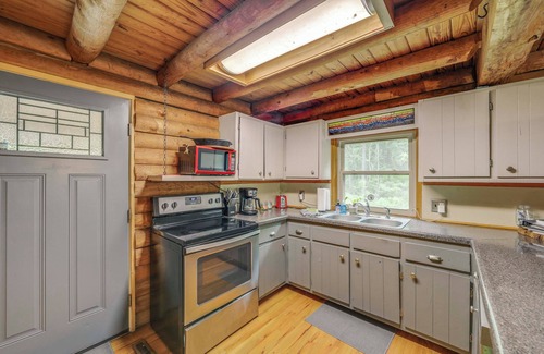 Canton Cabin | Hot Tub, Fire Pit: Waynesville Getaway Near Hiking