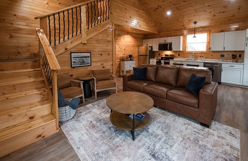 Bakerton Cabin | Hot Tub & Firepit~20 Min Lake Cumberland~Family Friendly~River Boat Ramp