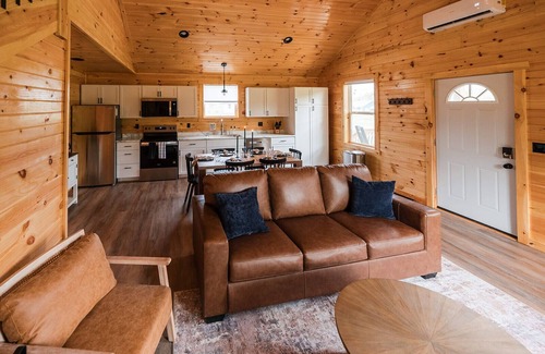 Bakerton Cabin | Hot Tub & Firepit~20 Min Lake Cumberland~Family Friendly~River Boat Ramp
