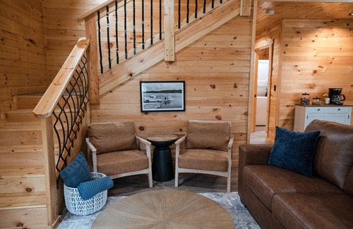 Bakerton Cabin | Hot Tub & Firepit~20 Min Lake Cumberland~Family Friendly~River Boat Ramp