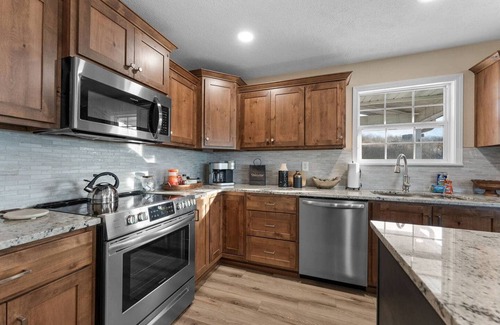 Omaha House | Hot Tub-Firepit-Bunkroom near Crick