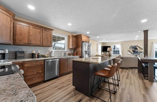 Omaha House | Hot Tub-Firepit-Bunkroom near Crick